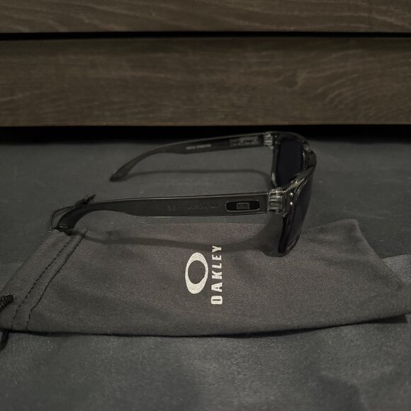 Oakley Holbrook Smoke Gray Polished Mens Sunglasses 9102 Black Lenses - Picture 4 of 8